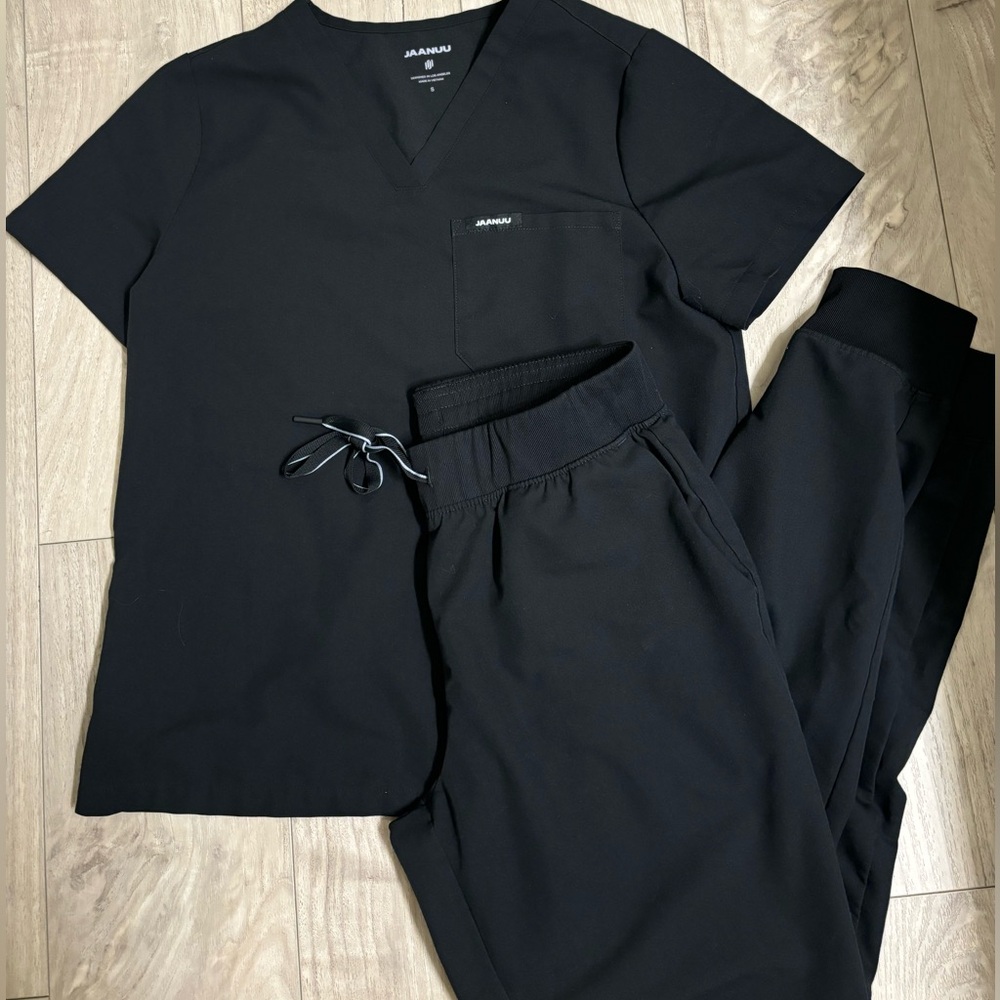 Januu black women’s scrub set size small/ medium tall